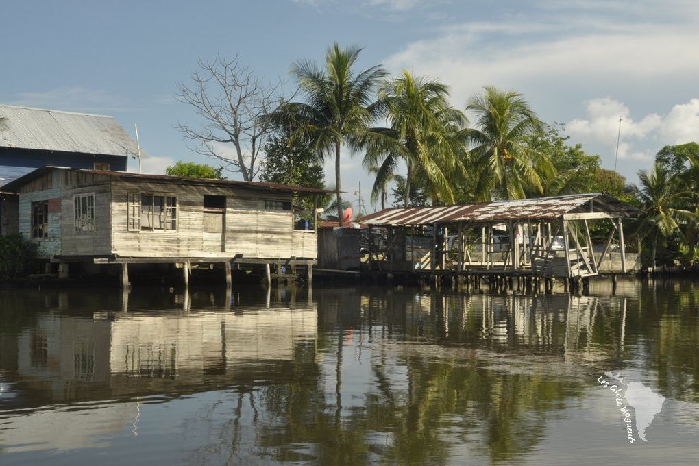 maison en bois au bord de l'eau à bocas del toro au panama