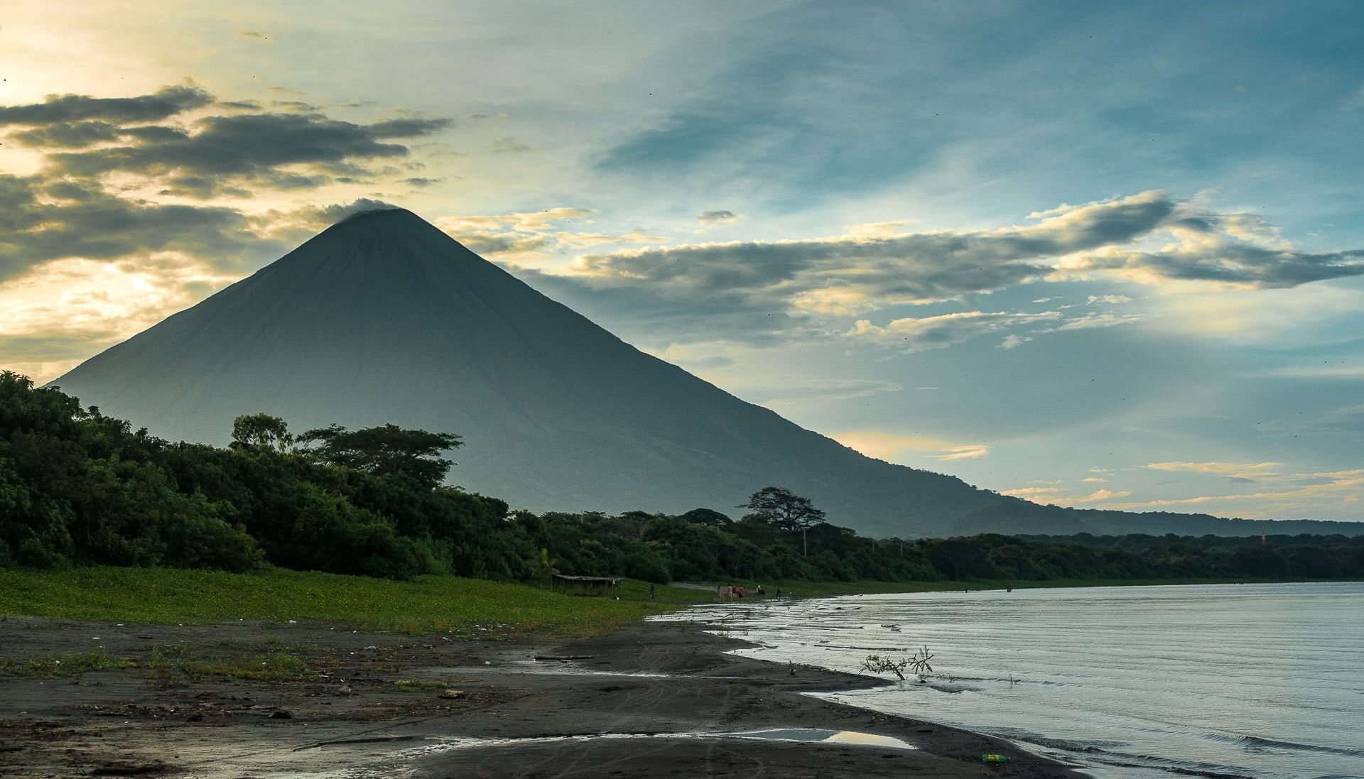plage ile d'ometepe coucher de soleil santo domingo nicaragua