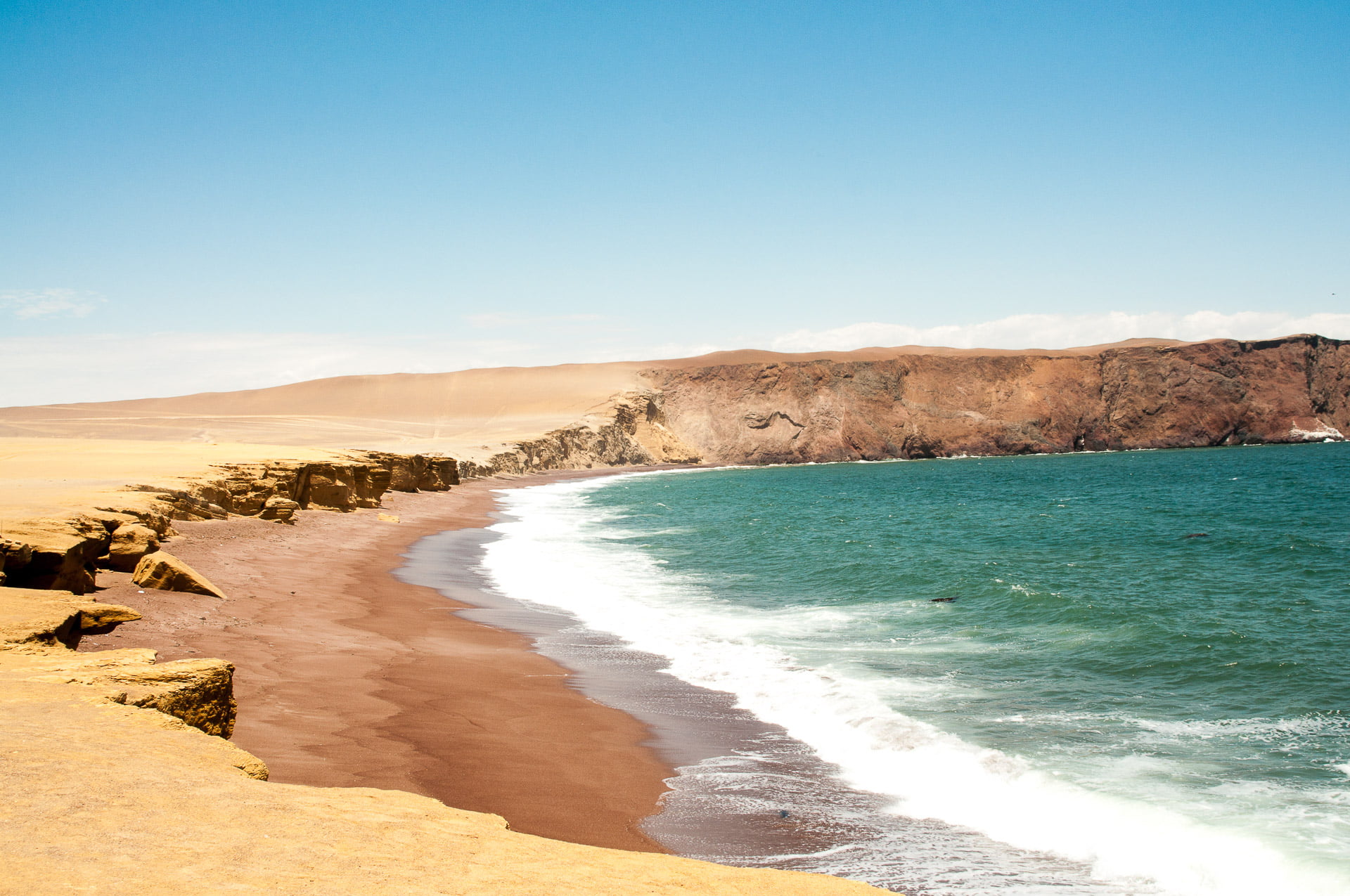 côte de sable rouge du désert de Paracas au Pérou