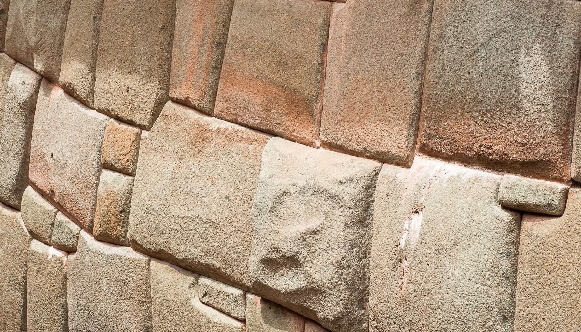 Murs incas tarabiscotés
