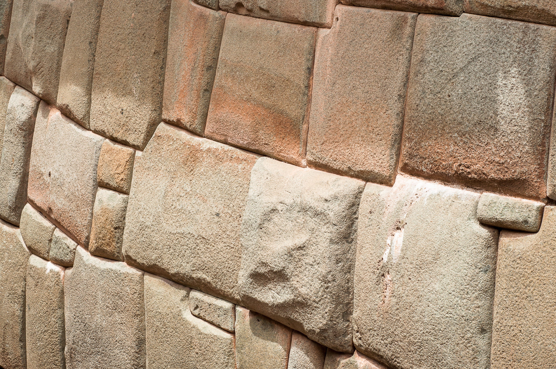 Murs incas tarabiscotés