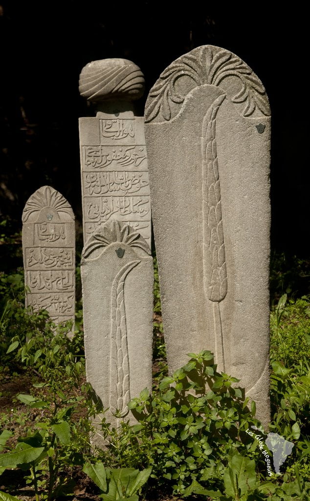 Stèles extérieures dans la nécropole du Muradiye, Bursa