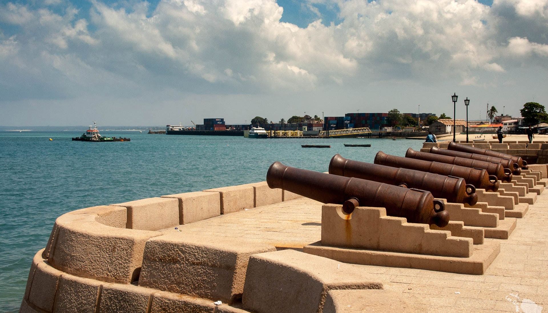 le vieux fort de stone town à zanzibar et ses canons
