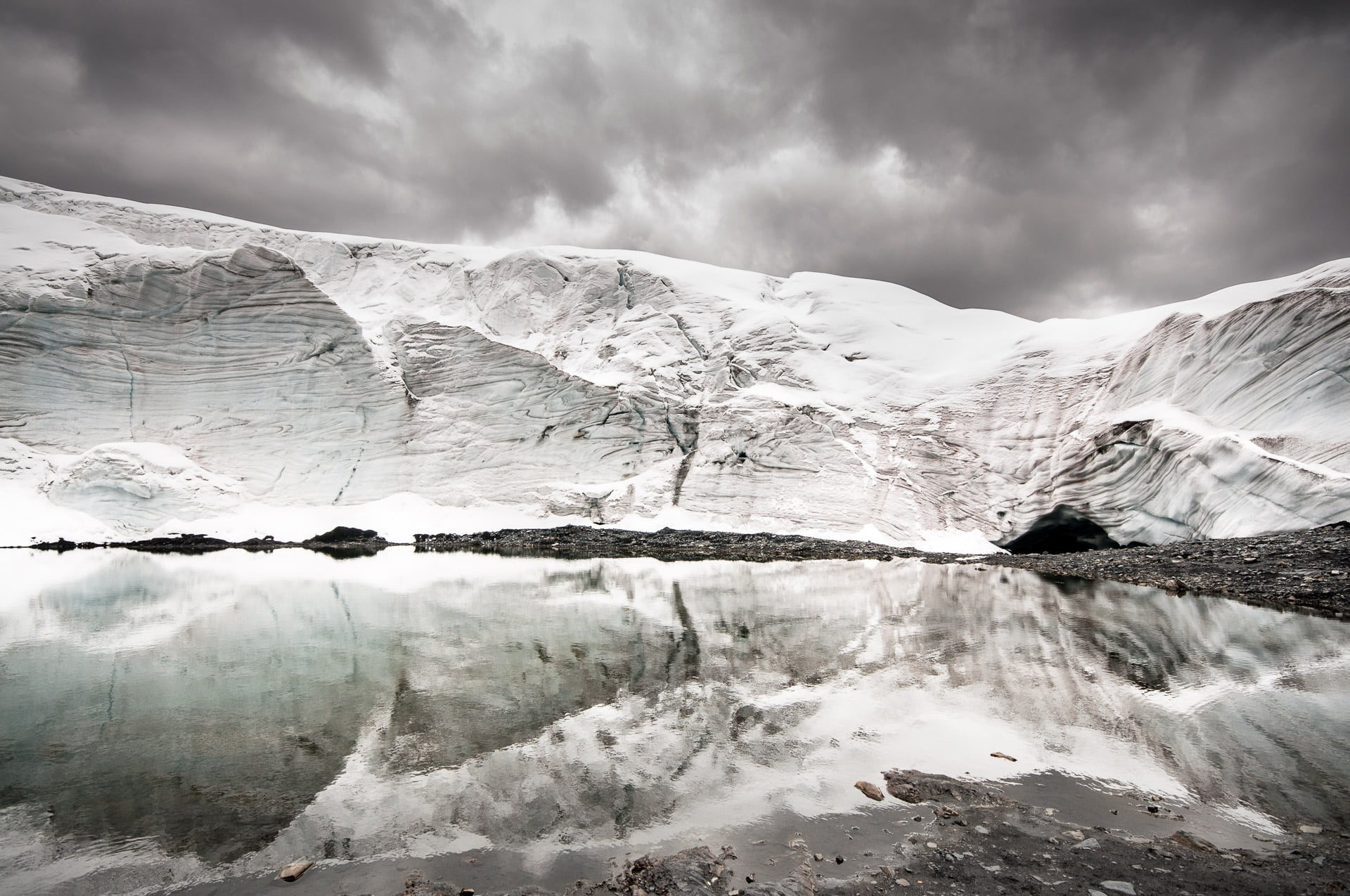reflet sur le glacier pastoruri au perou dans la cordillère blanche