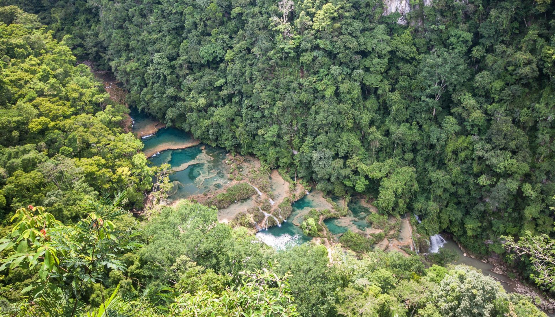 Découvrez Lanquin et ses environs Semuc Champey, des piscines naturelles turquoises au coeur de la forêt. Au programme des activités insolites : balançoire, tubbing canyoning... au Guatemala