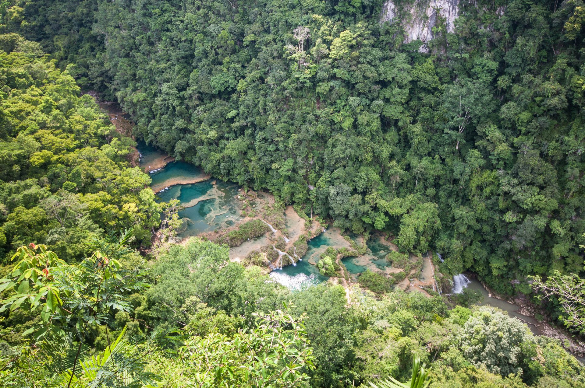 Découvrez Lanquin et ses environs Semuc Champey, des piscines naturelles turquoises au coeur de la forêt. Au programme des activités insolites : balançoire, tubbing canyoning... au Guatemala