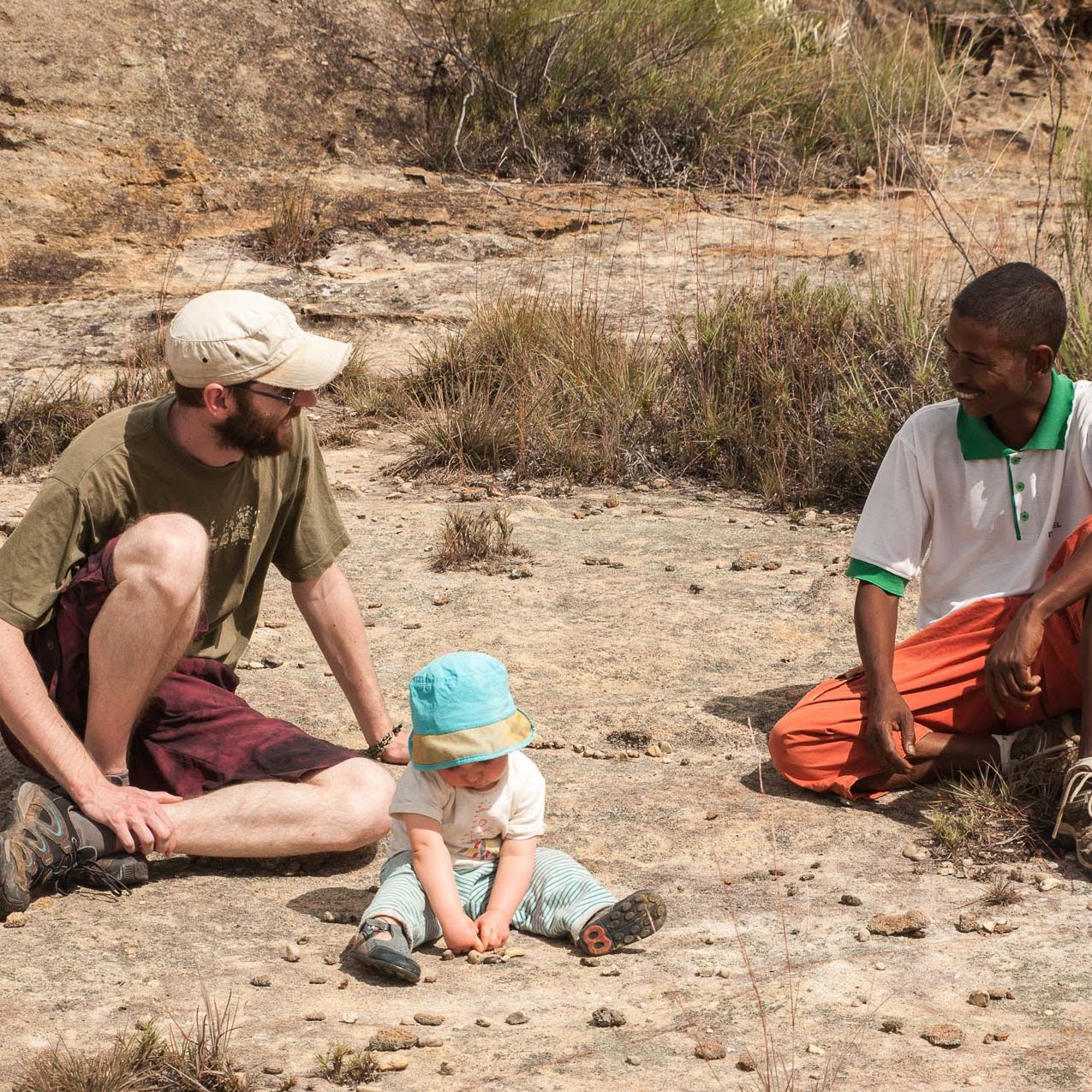 Discussion avec notre guide dans le Parc national du massif de l'Isalo à Madagascar.