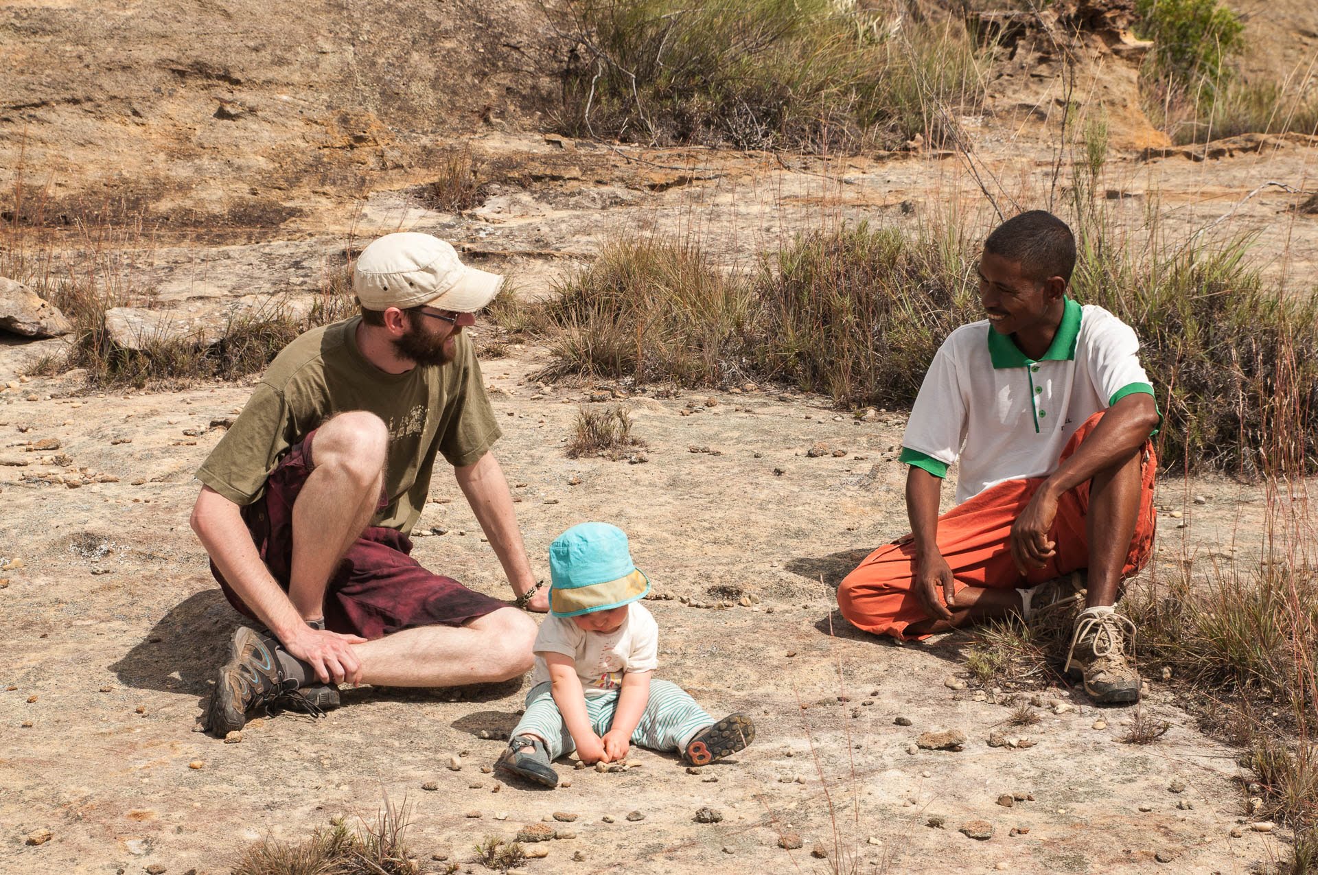 Discussion avec notre guide dans le Parc national du massif de l'Isalo à Madagascar. 