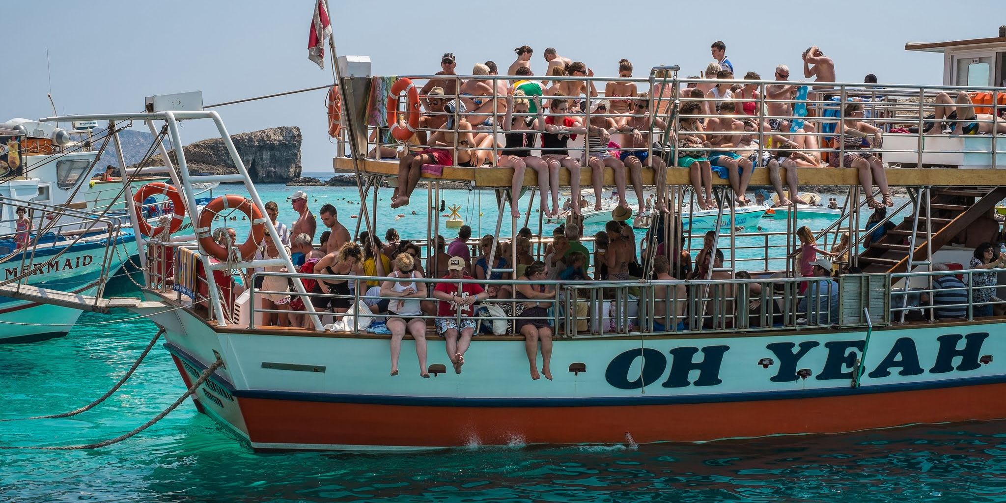 bateau rempli de touristes dans un parc naturel Crédit photo : 8#X licence CC-by-SA 2.0