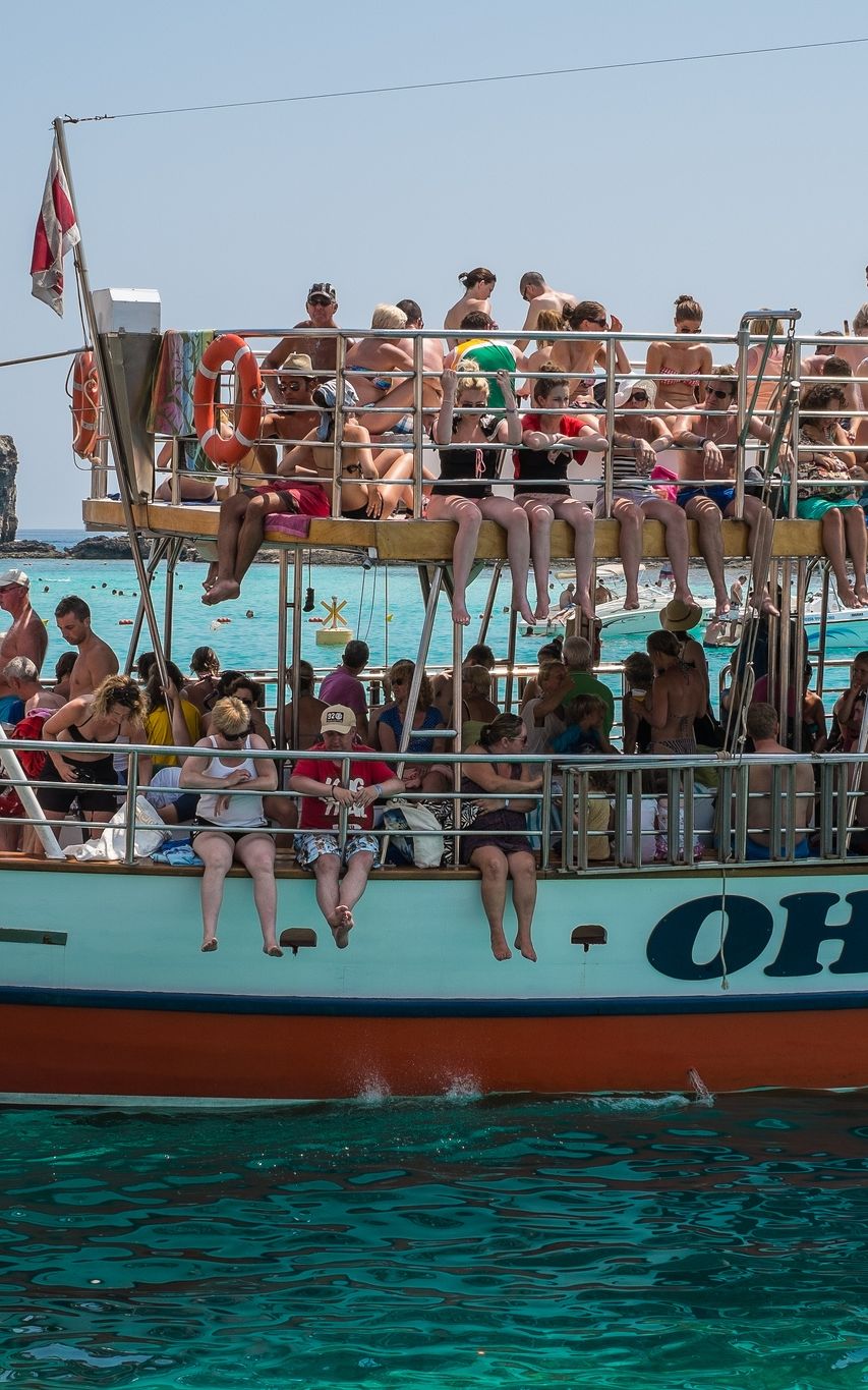 bateau rempli de touristes dans un parc naturel Crédit photo : 8#X licence CC-by-SA 2.0