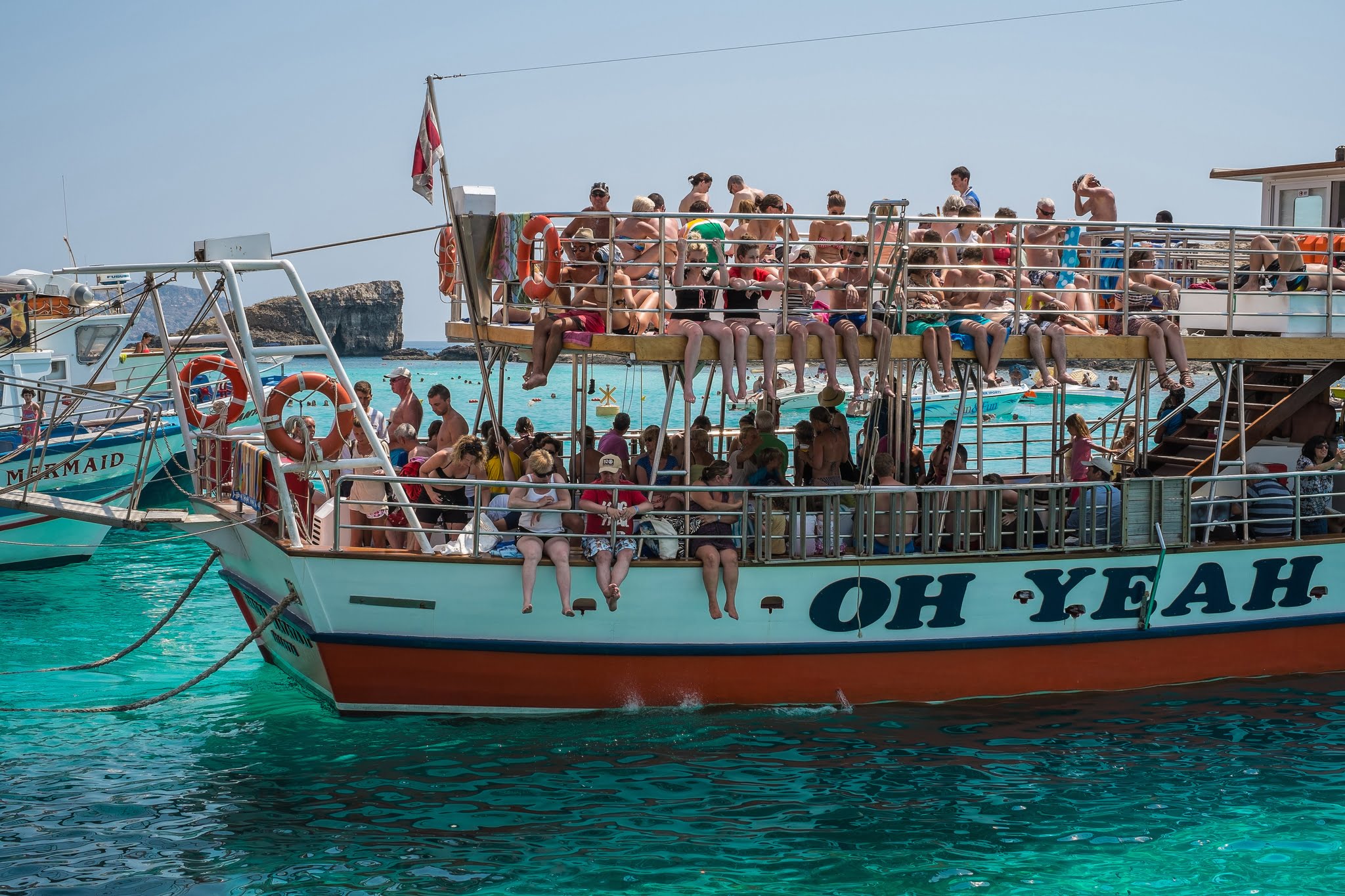 bateau rempli de touristes dans un parc naturel Crédit photo : 8#X licence CC-by-SA 2.0