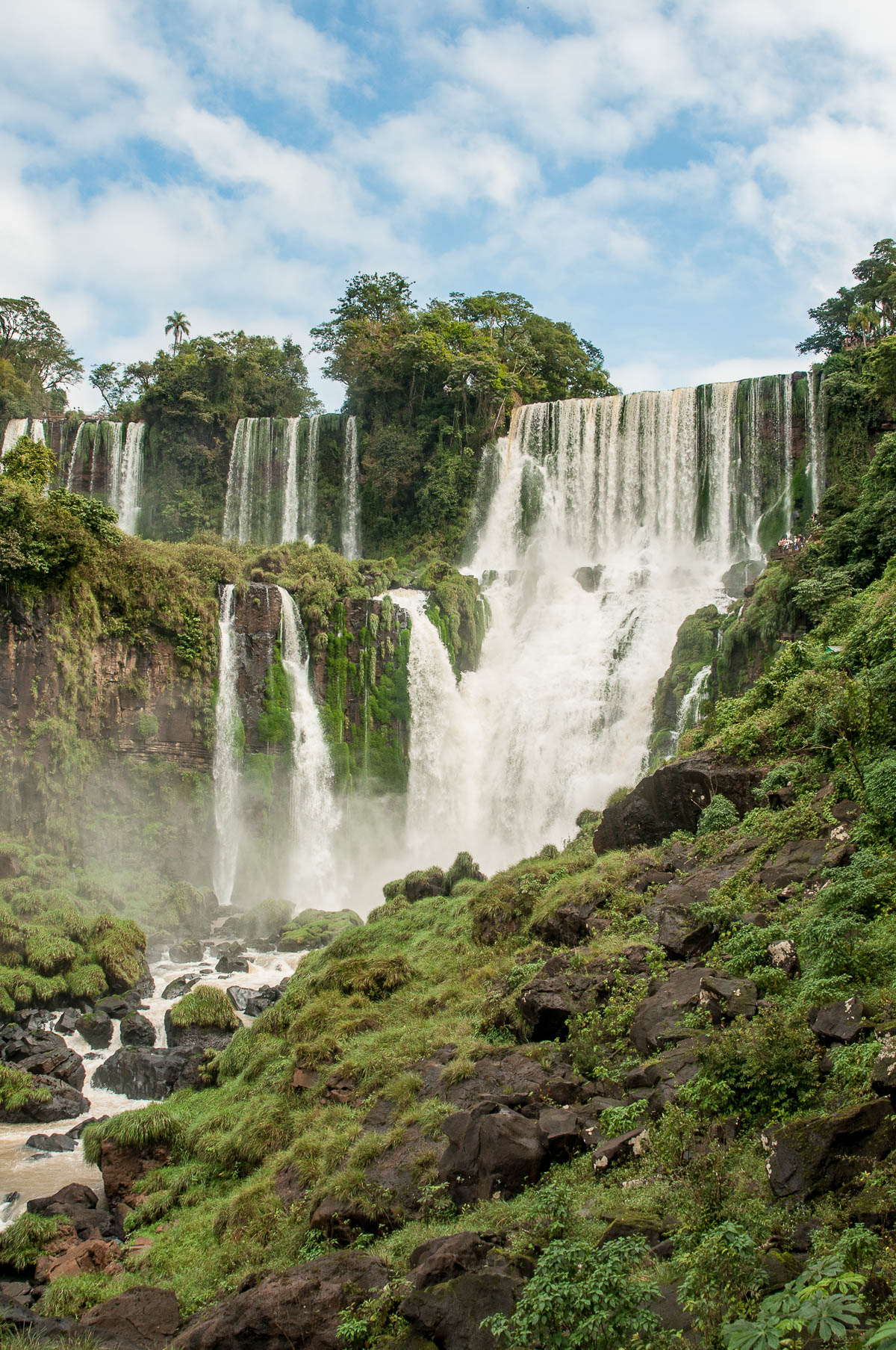 La succession de multiples cascades. Parc national des chutes d'Iguazu