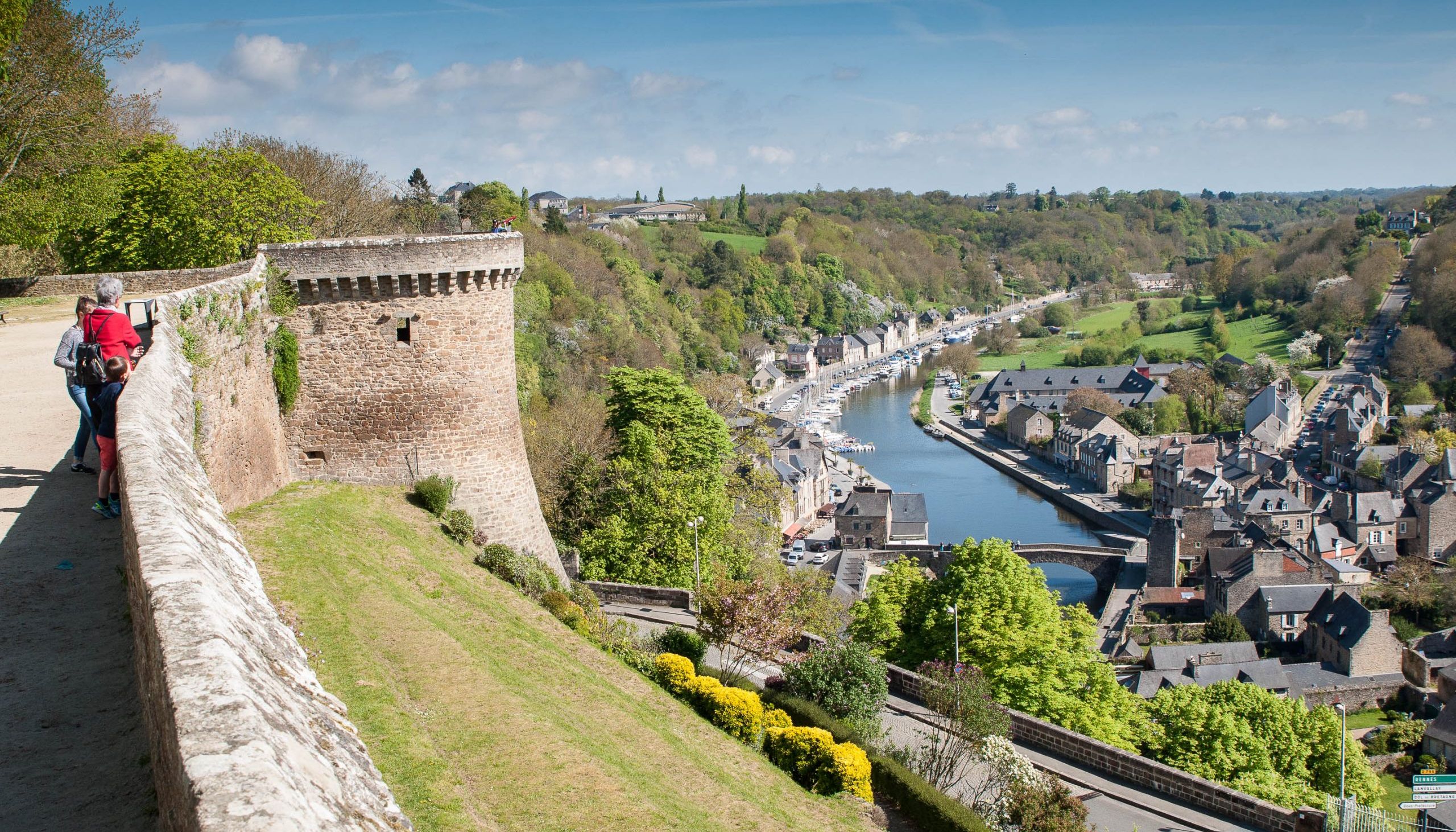 Vue panoramique sur la vallée de la Rance depuis les remparts de Dinan