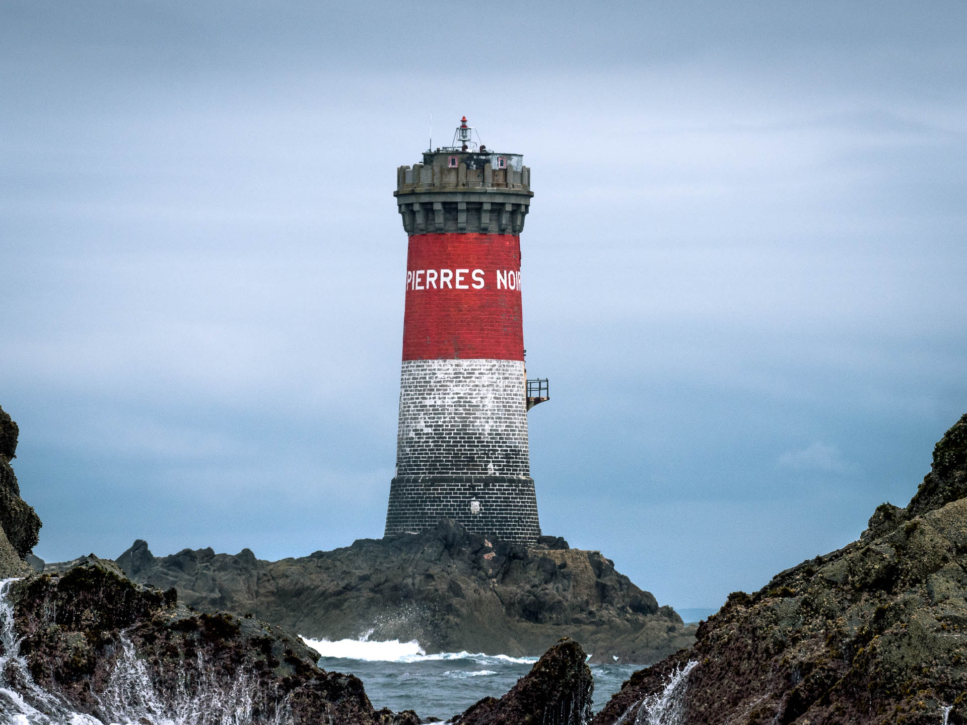 phare pierres noires mer d'iroise