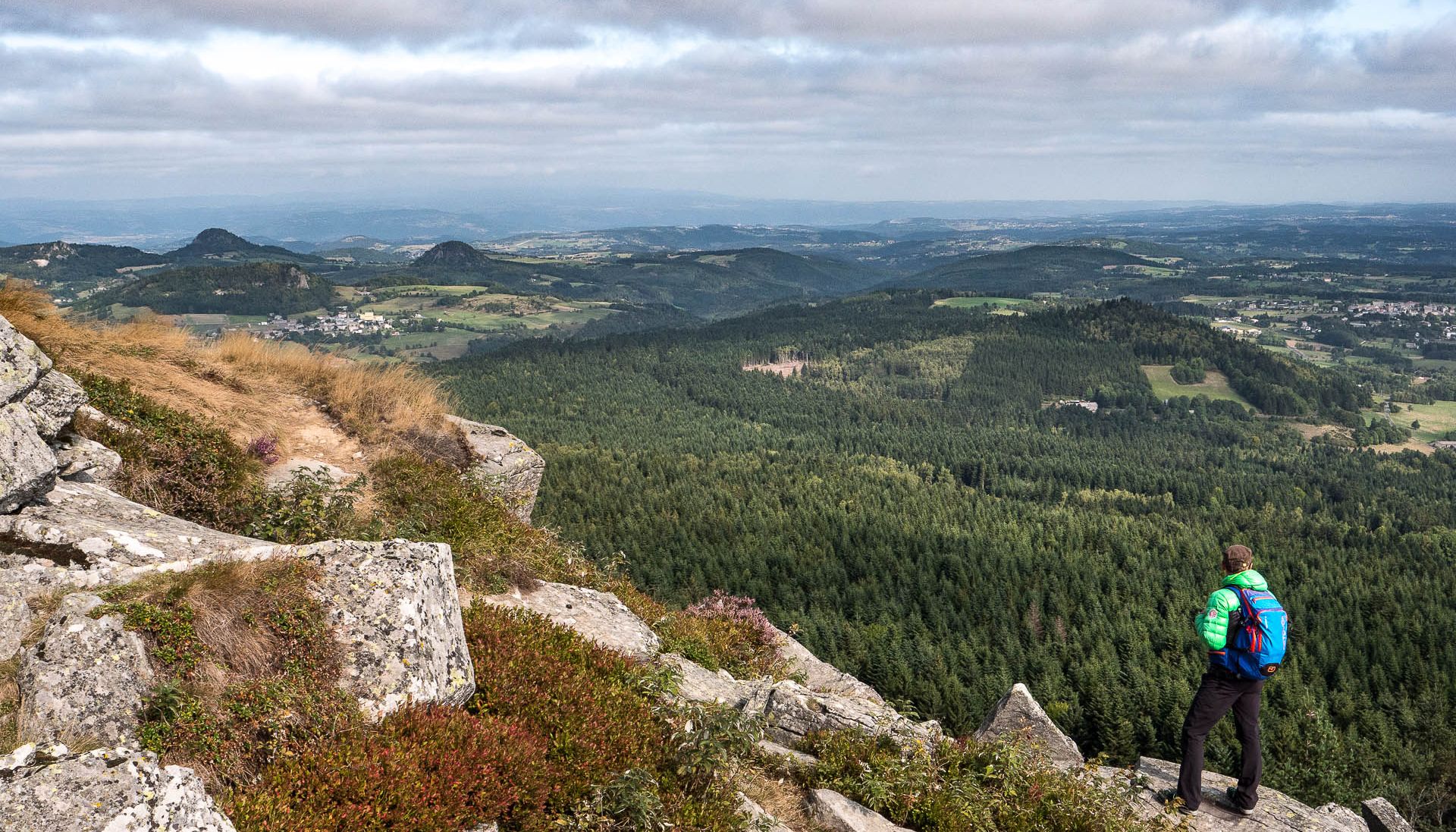 Au sommet du pic du lizieux, avec vue sur les sucs