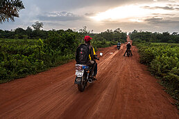 road trip moto sur les pistes du bénin - de cotonou à ouidah