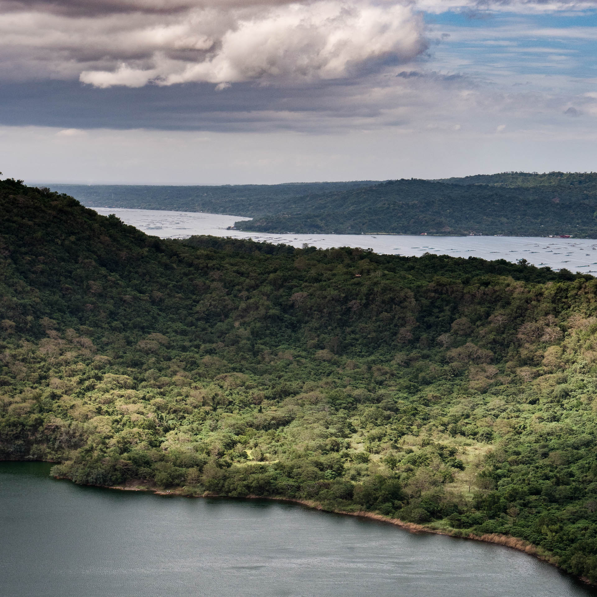 Volcan taal et son lac près de Tagaytay aux Philippines