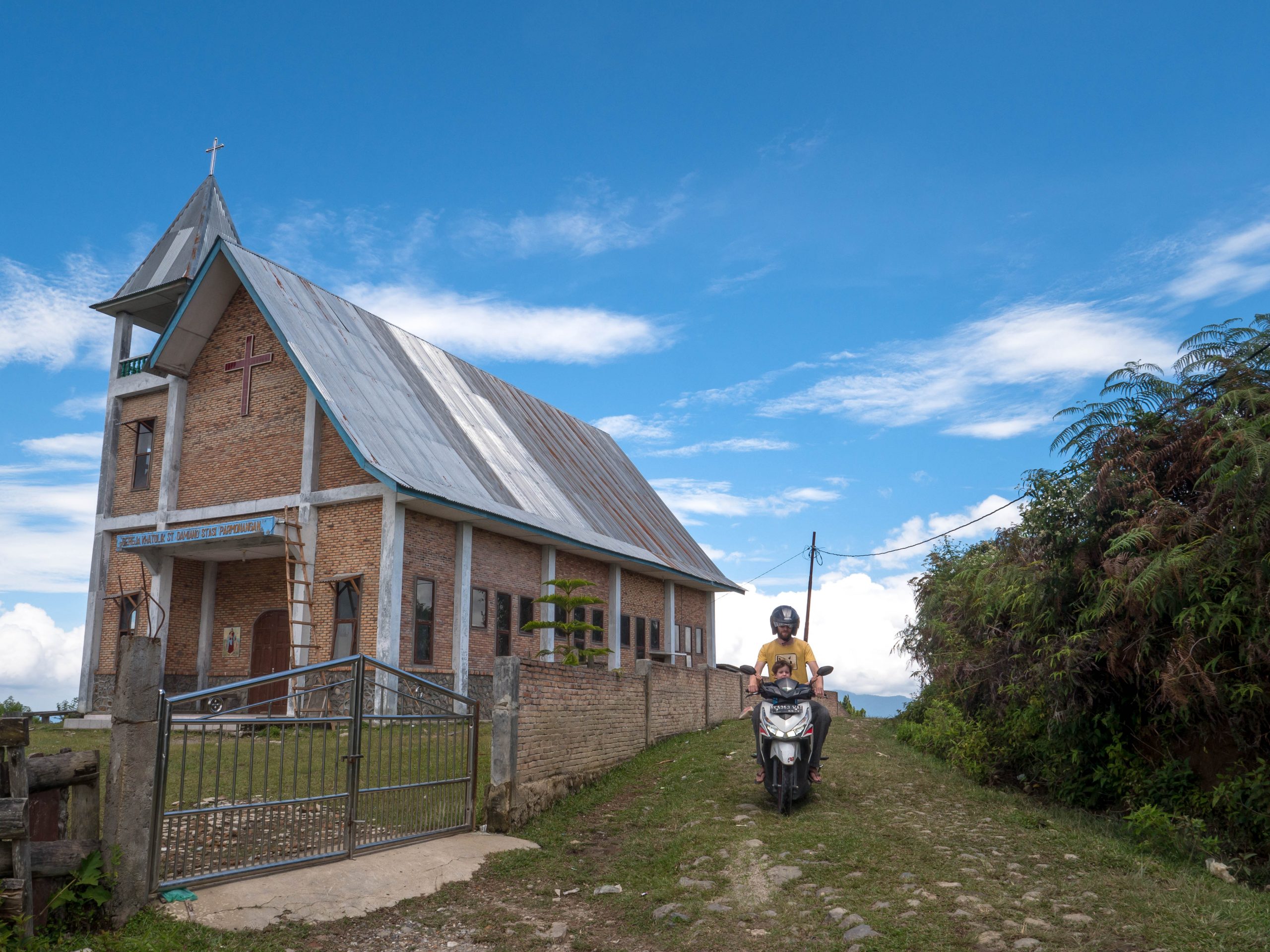 lac toba église scaled - Les globe blogueurs - blog voyage nature
