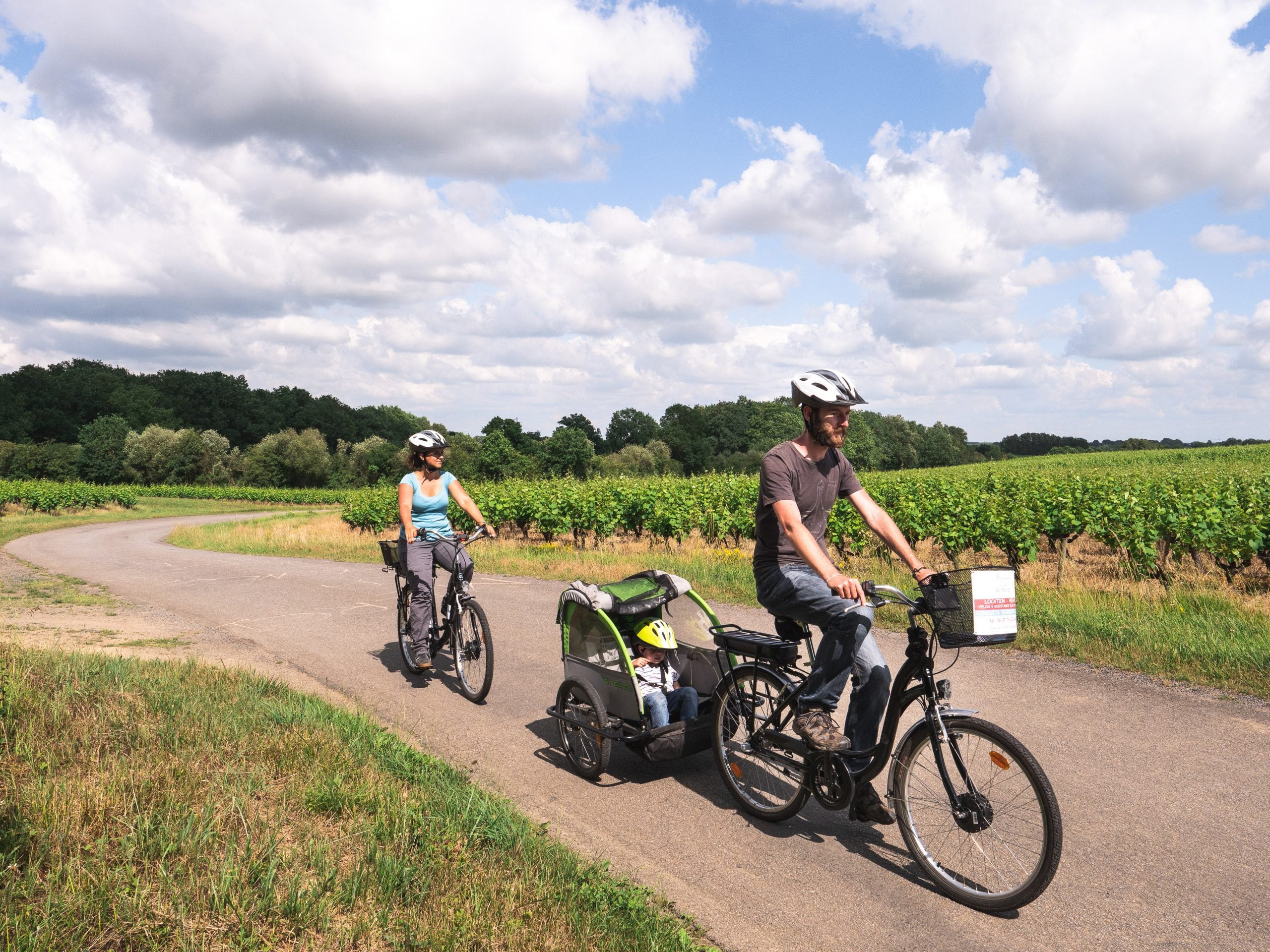 Vignoble vélo vignes route famille bis scaled - Les globe blogueurs - blog voyage nature