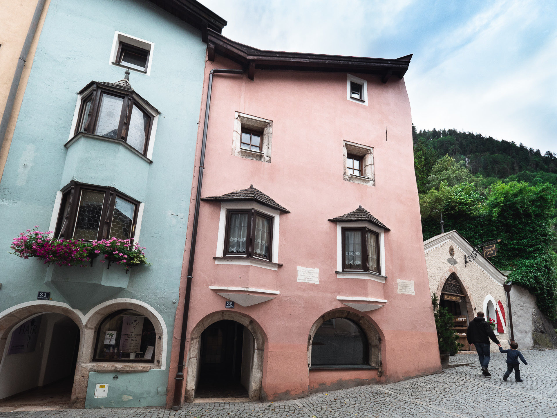Façades colorées des maisons de Rattenberg en Alpbachtal Autriche