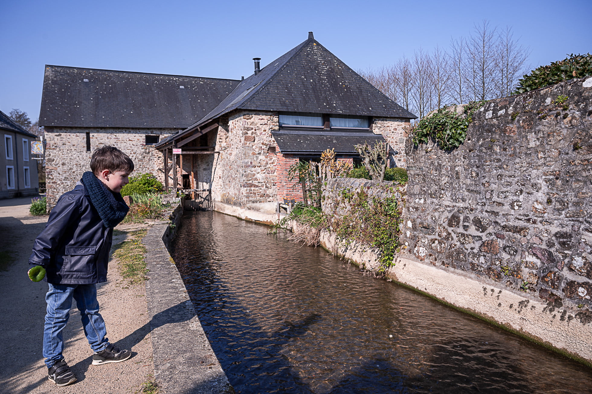Visiter Sainte Suzanne (les plus beaux villages de France) et ses