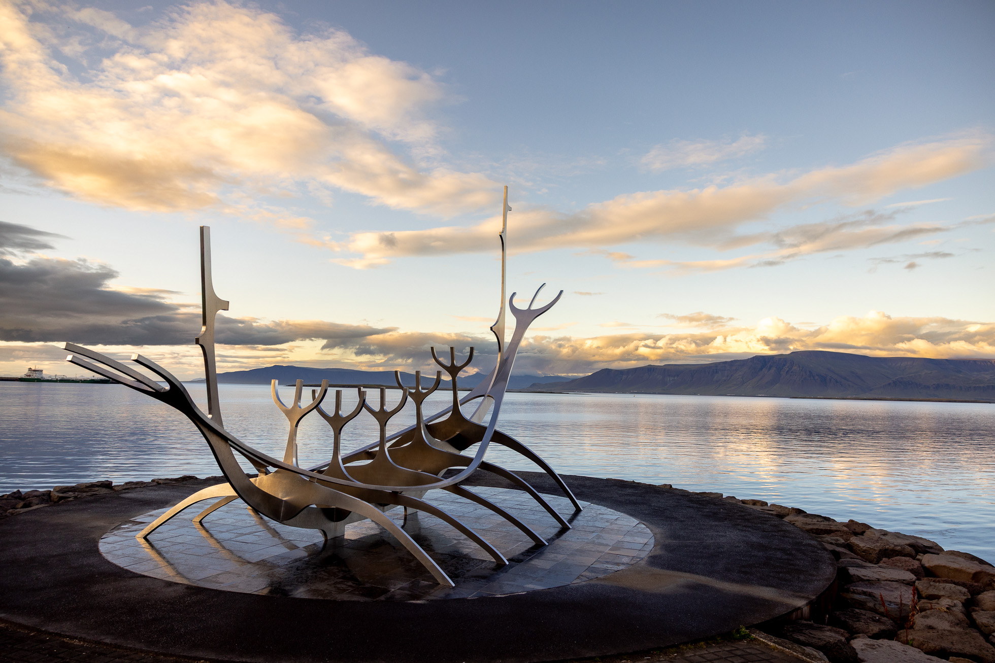 Visiter Reykjavik : que faire dans la capitale Islandaise ? 8 sculpture voyageur du soleil reykjavik